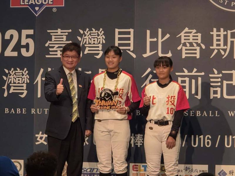 壘球U16代表隊是台灣首次參加貝比魯斯聯盟女子壘球賽事，由台北市北投國中取得代表權。體育署副署長洪志昌(左)為代表隊成員配掛上英雄項鍊，期待他們凱旋歸來