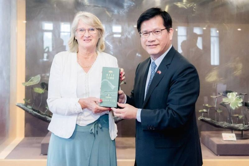 外交部長林佳龍（右）9日午宴法國國民議會友台小組主席巴緹斯黛（Marie-Noëlle Battistel，另譯：帕媞斯黛，左）訪團，並致贈禮品。（外交部提供）