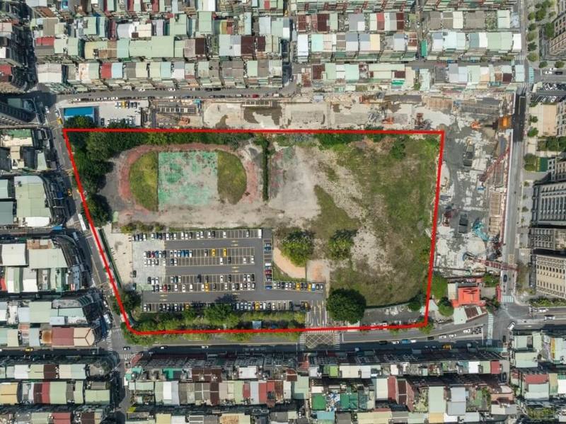 新北市政府城鄉局推動三重區的「銀新未來城」都市計畫變更案，歷經5年都計審議程序，10日獲從內政部都市計畫委員會審議通過。（空拍圖，城鄉局提供）