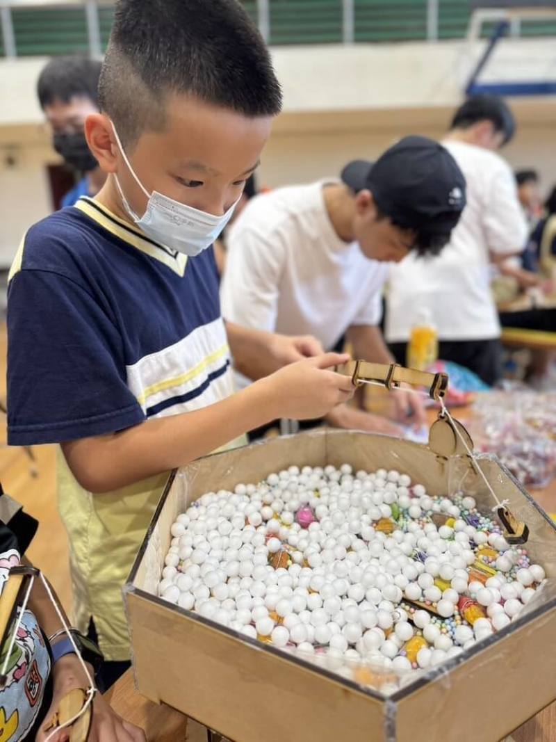 大同大學機械與材料工程系課程打造手作玩具樂園，主題為「除舊布新」，包括垃圾分類、打掃房間等15組手作玩具，邀請200名國小生試玩。（大同大學提供）