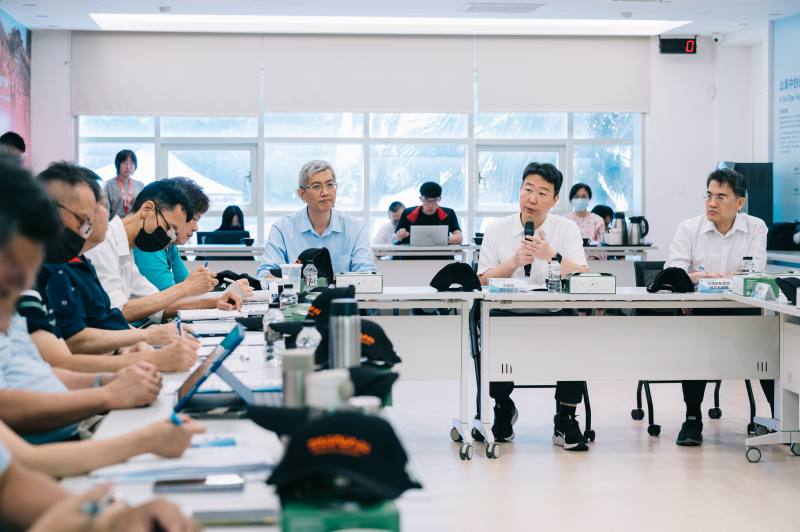 陳世凱部長聽取航港局簡報擱淺船舶處理情形