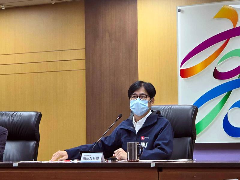 COVID-19疫情升溫，高雄市長陳其邁（圖）9日邀集醫師專家舉行記者會，說明高雄市長照機構及醫院配戴口罩、急診分流等3大防疫主軸
