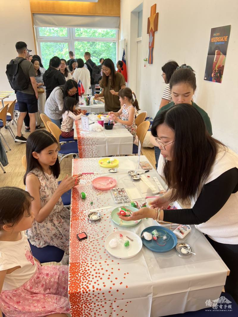 園遊會的香包、粽子鑰匙圈與龍舟掛飾等3項手作坊，吸引小朋友體驗