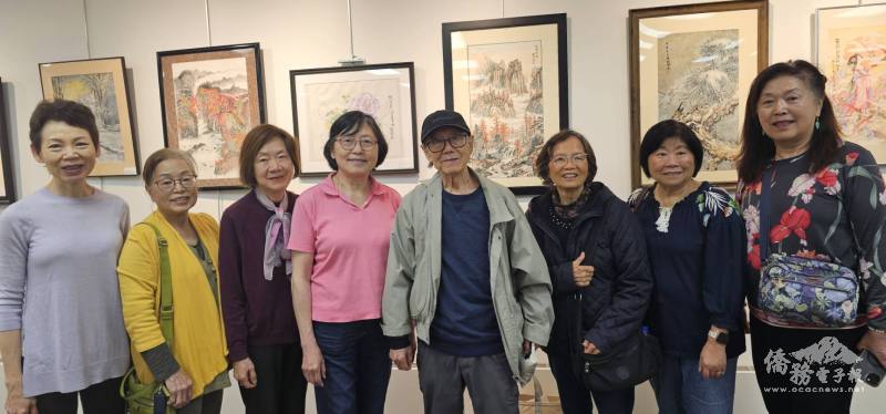 新蕊畫會參展會員感謝于兆漪（左五）傾囊相授