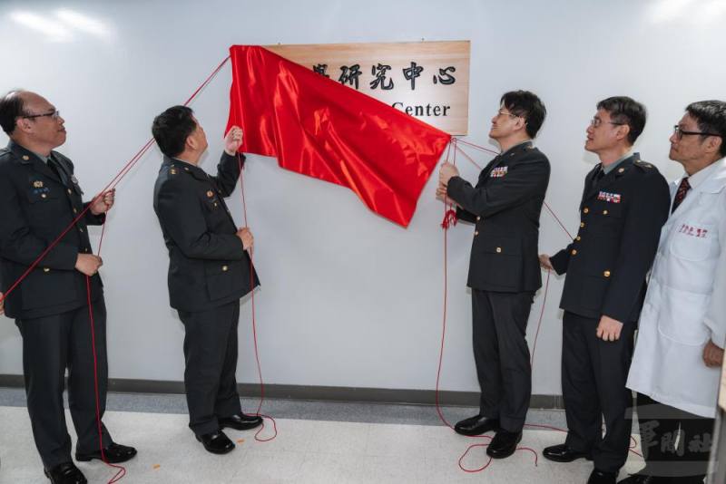 軍醫局局長蔡建松中將主持「腦科學研究中心」揭牌典禮