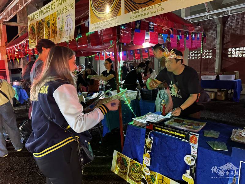 向當地民眾介紹臺灣文化