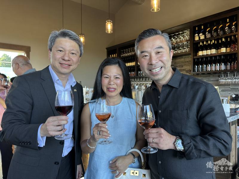 左起，甄國清、波特蘭港務局財務長Katherine Lam、奧勒岡州眾議員兼經濟發展貿易委員會主席Daniel Nguyen