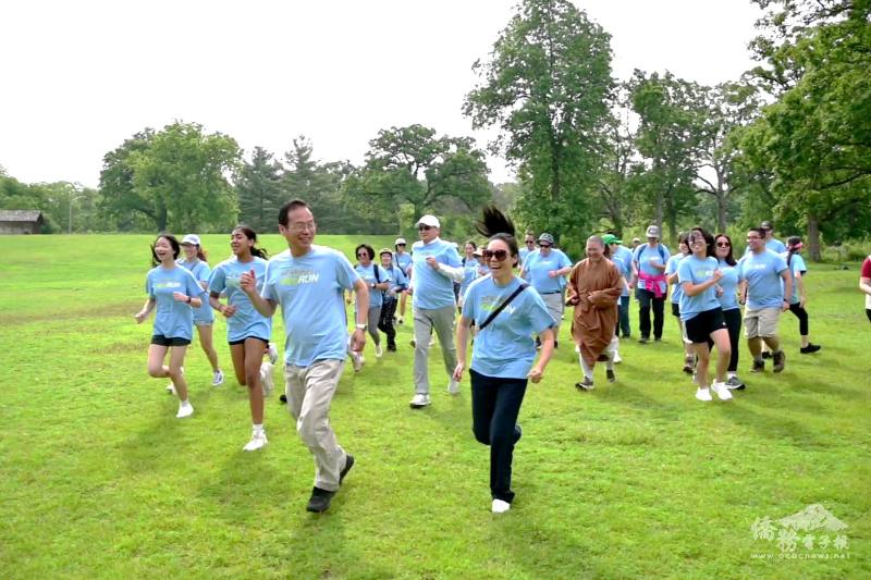 大聲高呼加油，邁步向前跑