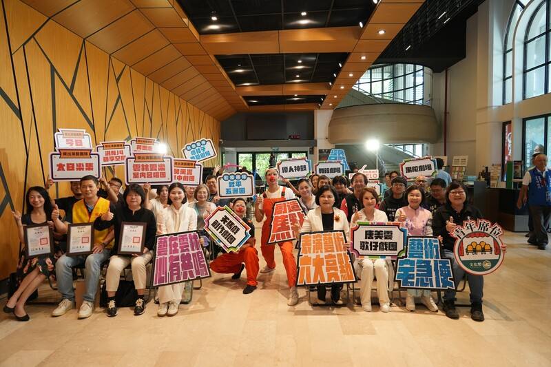 雲林縣政府文化觀光處9日舉辦「藝在雲林、心有共鳴」表演藝術聯合宣傳記者會，縣長張麗善（前排右4）與歌仔戲演員許秀年（前排右3）力邀民眾前來雲林表演廳欣賞多元領域表演
