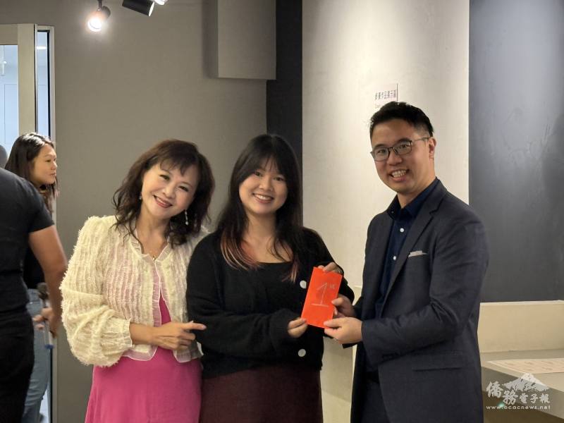 頒發得獎青商禮品