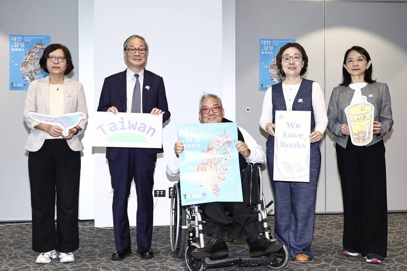 2025首爾國際書展「台灣主題國館」展前記者會10日上午在台北文創大樓舉行，文化部長李遠（左2）、文策院董事長王時思（右2）、台灣書展基金會董事長郝明義（中）等人出席宣傳並合影