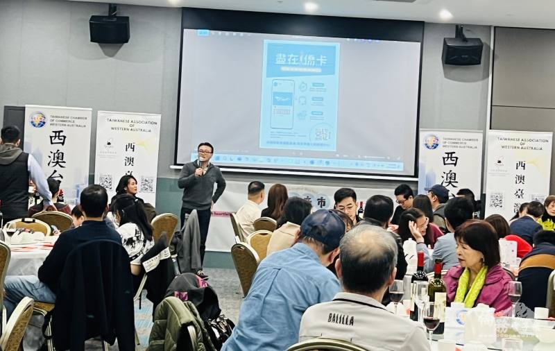 僑務委員張嘉甫向僑胞介紹i僑卡