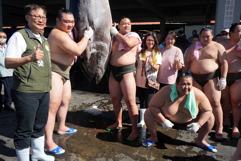 屏東縣政府安排日本錣山部屋相撲力士9日深入東港魚市場逛市場、看拍賣，台日雙方也以趣味競賽較勁，力士們扛黑鮪、猜重量