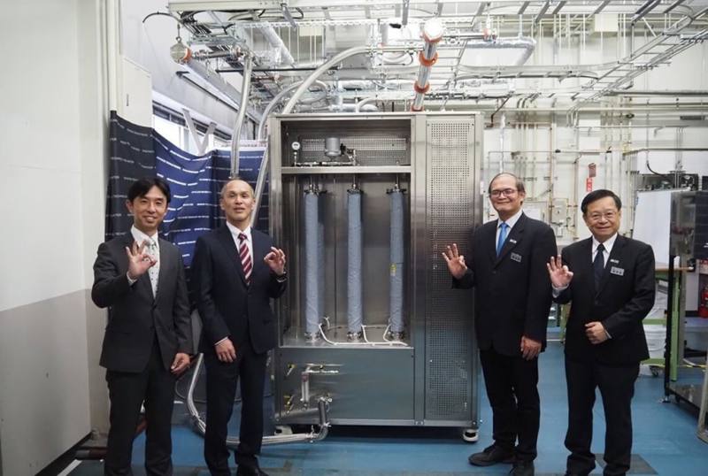 工研院10日宣布，開發的固態胺吸附劑碳捕捉模組於三菱電機先端技術總合研究所完成裝機。右2為工研院副院長胡竹生。（工研院提供）