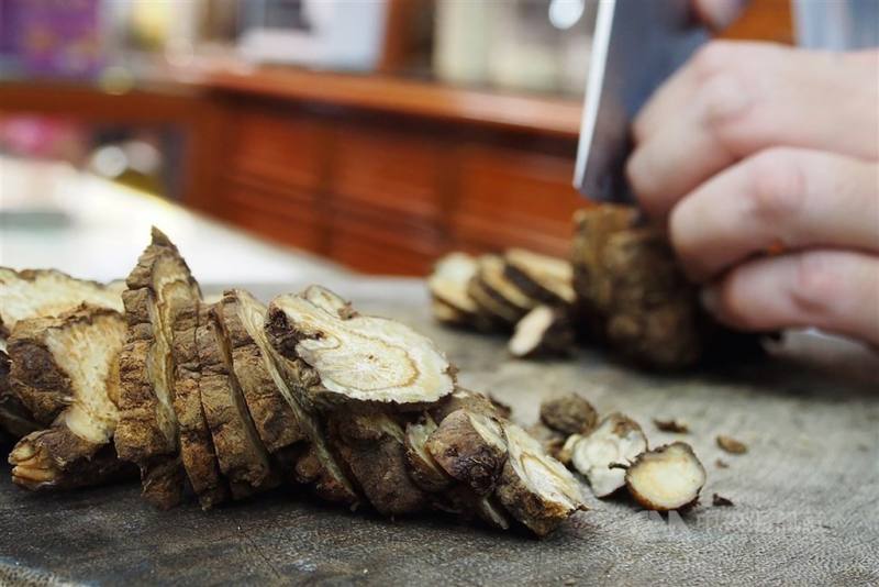 衛生福利部中醫藥司表示，今天協調會開放中藥及藥學科系投入中藥產業，放寬藥學系在校修習學分限制。（中央社檔案照片）