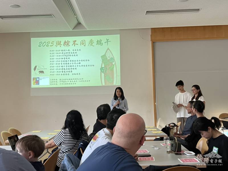 薩克森德勒斯登婦女協會會長李麗貞致詞歡迎大家同慶端午