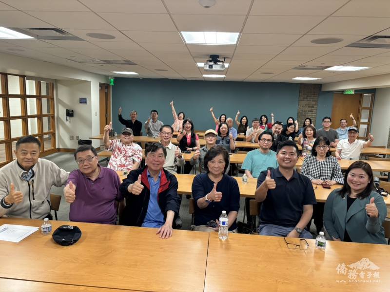 密西根地區三十位僑務榮譽職人員及僑學界領袖齊聚Bloomfield市立圖書館，共同商討活動規劃與分工細節