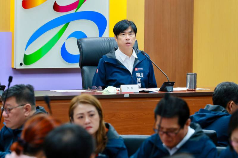 高雄市政府10日召開市政會議，由市長陳其邁（後）主持，就托嬰中心設置規定及相關審查機制等議題進行討論。（高雄市政府提供）