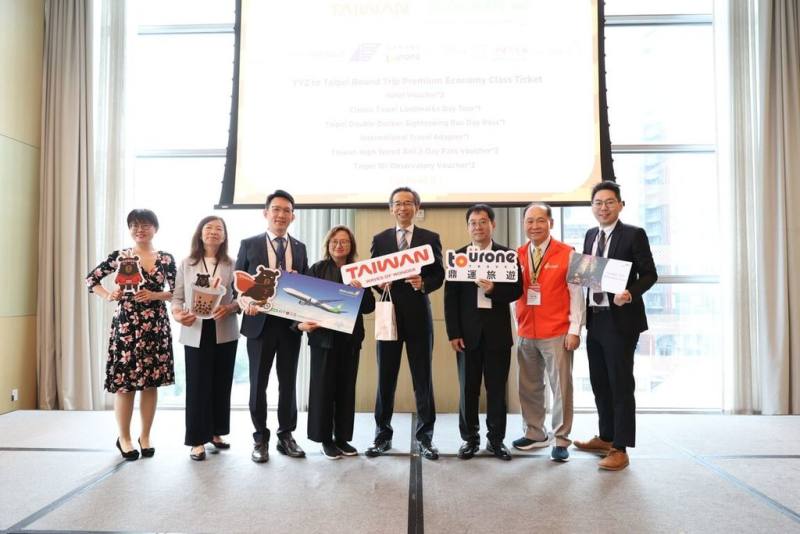 交通部觀光署為搶攻北美海外旅遊客群，9日攜手多家航空公司在加拿大多倫多舉辦B2B推廣活動。幸運業者抽中台北來回機票。（觀光署駐紐約辦事處提供）
