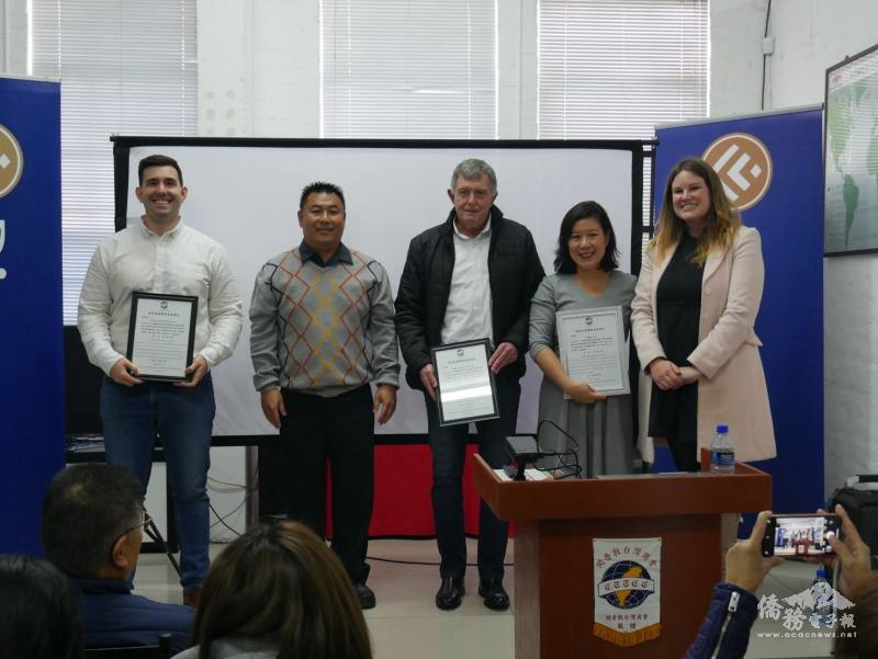 邱昶瑋(左二)頒贈感謝狀給講師Calvin (左1)、Mark (左3)、翻譯李智婷理事(右2)