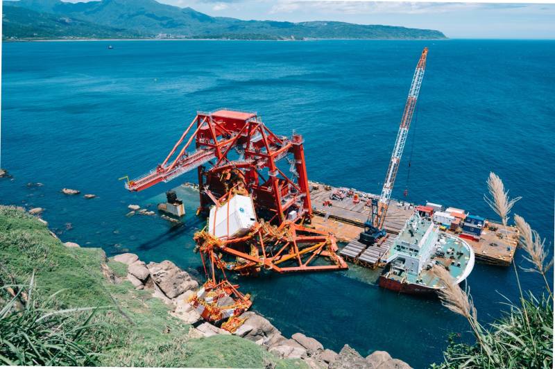 鈺洲啟航輪辦理載運起重機移除作業