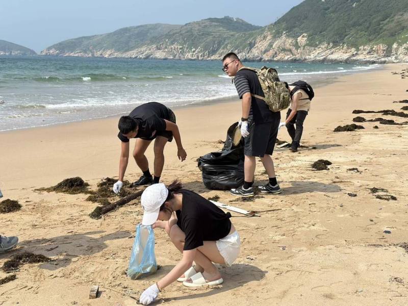 教育部青年發展署為鼓勵更多青年於暑假期間從事公益服務，今年新增「專案型服務方案」開放青年志工申請。圖為世界海洋日當天，青年志工前往淨灘。(教育部青發署粉專)