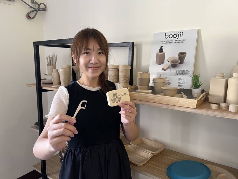 Hsu Wei-ting shows off items made from biodegradable plant fibers. CNA photo June 9, 2025