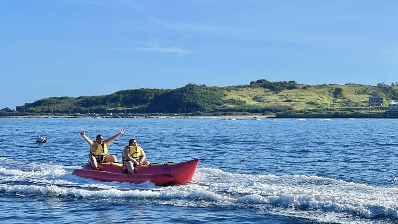 Sumo wrestlers from Japan enjoy a banana boat ride in Kenting, Pingtung County, Sunday. Photo courtesy of the Pingtung County Information and International Affairs Department June 8, 2025