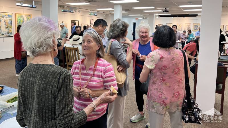 新蕊畫展吸引了不少當地居民參觀，對展出畫作讚不絕口