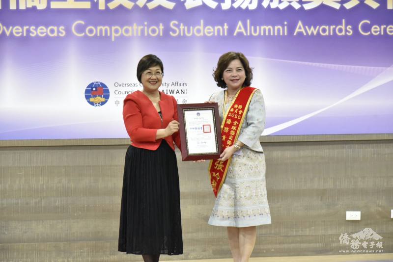 徐佳青頒獎給榮獲僑務貢獻獎的張玲琴女士