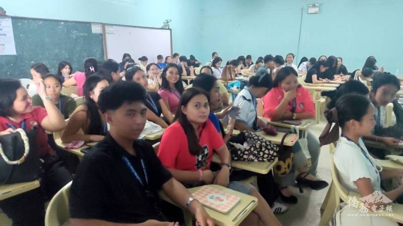 學生專注聆聽講解，深入瞭解臺灣多元文化