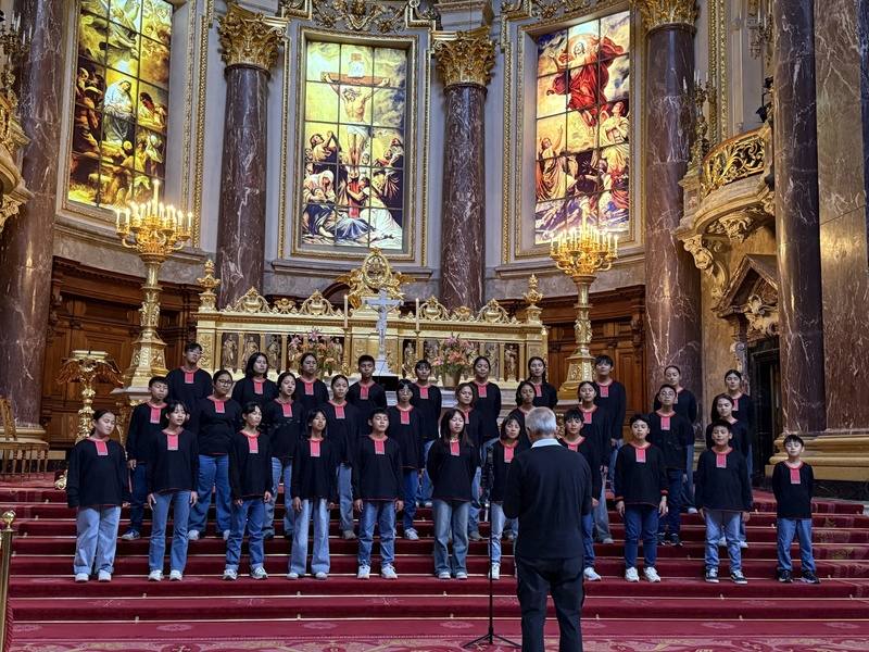 來自台灣南投偏鄉的原聲童聲合唱團，於歐洲巡演期間在德國柏林大教堂演出