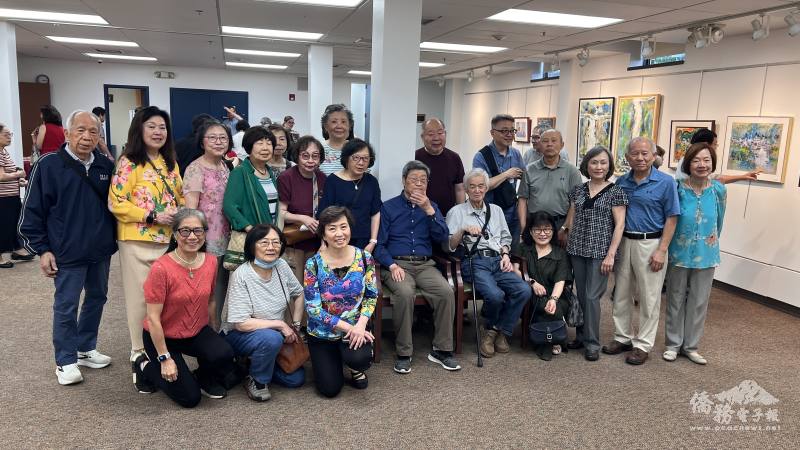 博根郡20餘名臺僑，花費近一小時的車程來賞畫