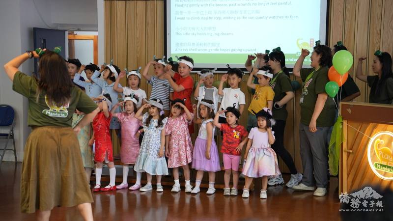 玩中文兒童合唱團首次公開演出周杰倫《蝸牛》，以童聲唱出努力不懈的勵志精神，感動全場 (玩中文提供)