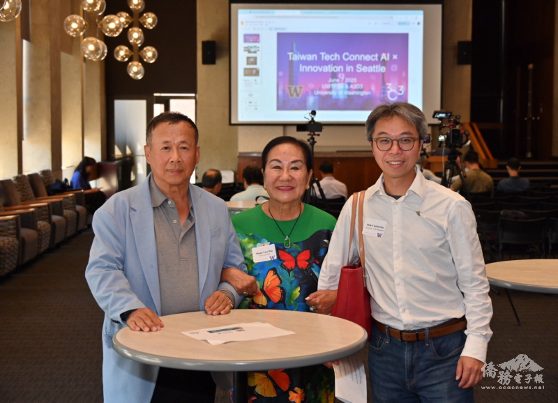由左至右，僑務委員温在興、僑務諮詢委員吳小燕、華盛頓大學臺灣教職員工聯誼會會長徐士傑