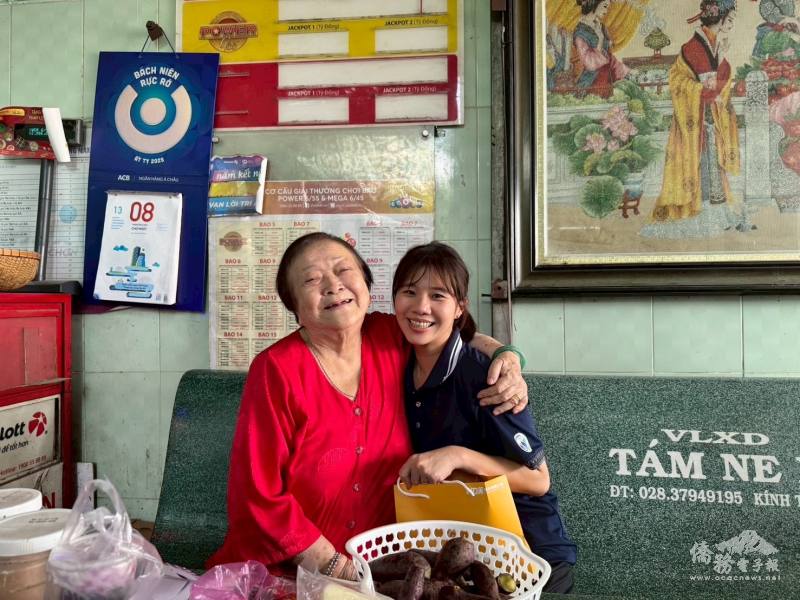 越南善緣之家負責人「十媽」熱情擁抱會長林洋逸，滿懷感激大家伸出援手