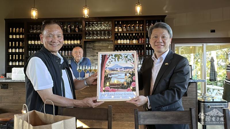 波特蘭高雄姐妹市協會會長陳紀昭致贈代表波特蘭特色的畫作給駐西雅圖辦事處處長甄國清留念