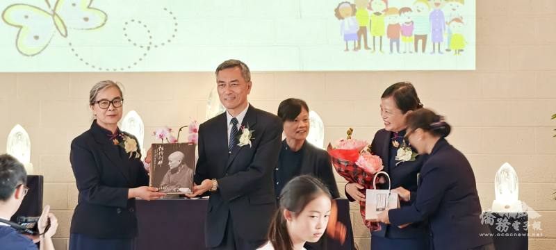 新舊校長交接儀式，執行長鄭揚河(左二)擔任監交，新任校長曾錦芬(左一)與現任校長邵美珍(後右二)