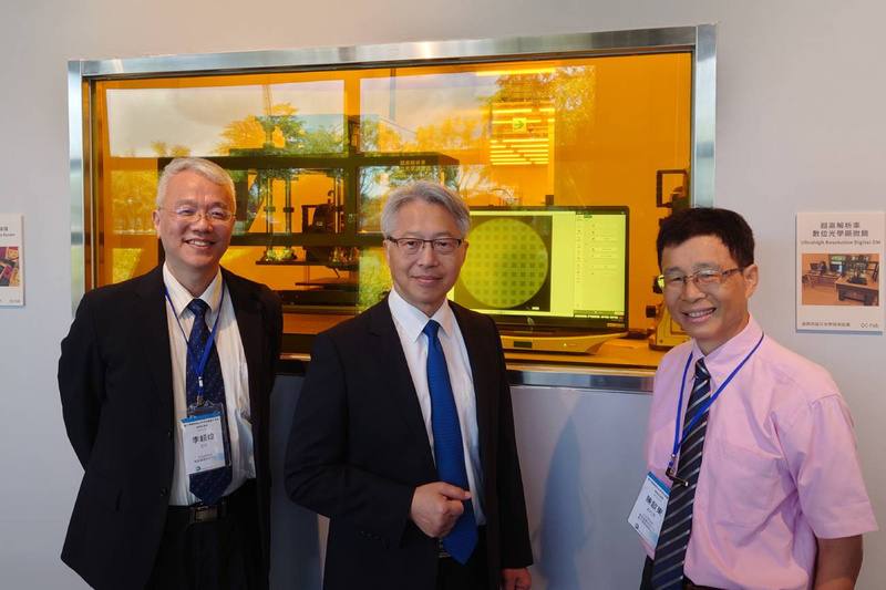 中央研究院10日在南部院區舉辦國內首座量子晶片製程研發平台揭牌儀式，院長廖俊智（中）與關鍵議題研究中心主任李超煌（左）等人出席