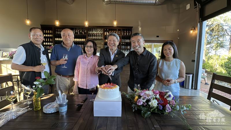 奧勒岡州眾議員阮丹尼爾（Daniel Nguyen）特別準備歡送蛋糕並與貴賓們一起合切