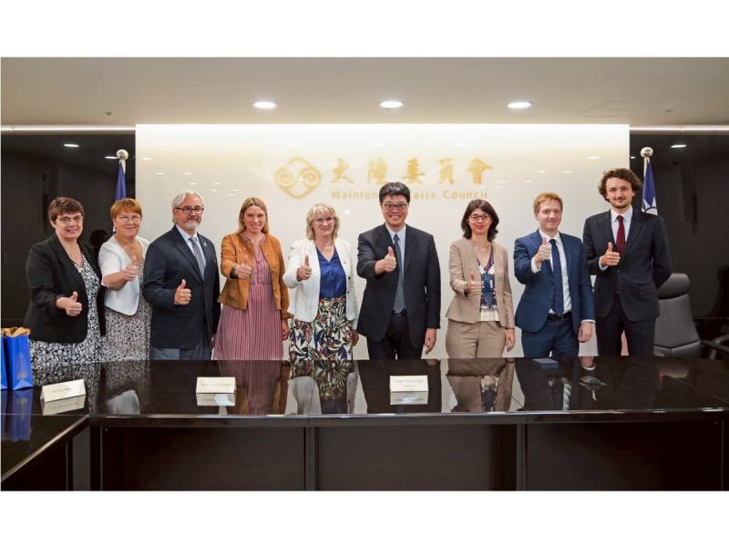 陸委會主委邱垂正(中右)10日接見法國國民議會友台小組主席巴緹斯黛(Marie-Noelle Battistel，中左) (陸委會提供)