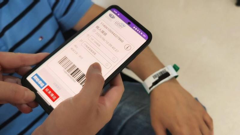 嘉義大林慈濟醫院導入高科技AIoT（人工智慧物聯網），打造醫療輸送「智慧導航助理」，透過輸送員手機中的APP定位系統與醫院內藍牙定位點互聯，實現即時監控與數據同步。（大林慈濟醫院提供）