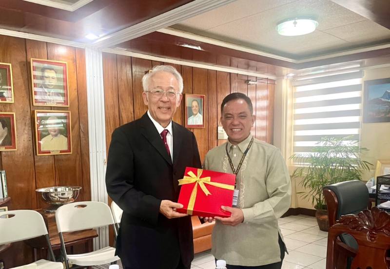 災防科技中心主任陳宏宇(左)拜會菲律賓中央大學校長Ernest Howard B. Dagohoy博士，交流科技合作、防災教育推廣等議題