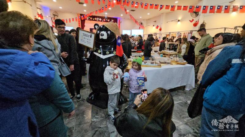 臺灣黑熊吉祥物戴上粽子項鍊現身阿根廷端午市集，成為端午文化活動中的亮眼明星