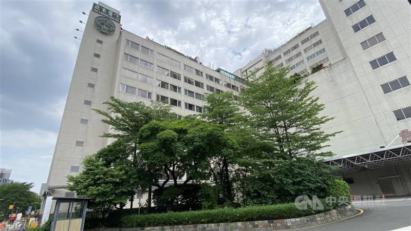 圖為亞東醫院外觀。（中央社檔案照片）