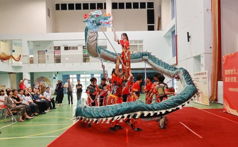 首頁 / 地方
南投營北國中舞龍隊赴荷蘭演出 許淑華授旗勉勵
2025/6/10 17:45（6/10 20:36 更新）
南投縣立營北國中舞龍隊將啟程參加荷蘭國際民俗藝術節，縣府10日辦理祥龍點睛暨授旗儀式，舞龍隊也帶來精彩演出。（南投縣政府提供）