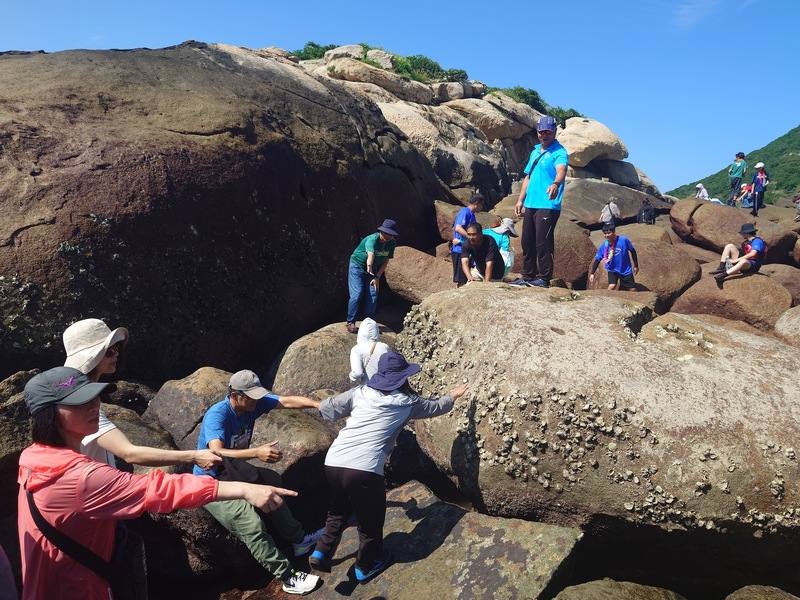 馬祖北竿中山國中、塘岐國小10日依循傳統，安排畢業生完成鐵人三項挑戰後，登上龜島領取證書。為見證孩子們的重要時刻，家長也陪同登島，彼此相互協助一起爬上島嶼。