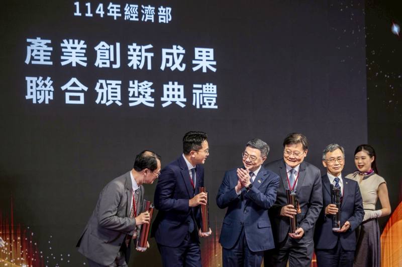 卓院長逐一頒發獎項予得獎者