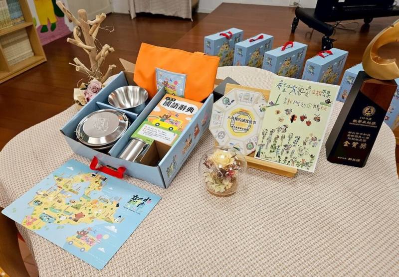 新北市教育局2025年為所有畢業幼兒園生送上包含便當盒、湯碗與湯匙的不鏽鋼環保餐具組及國語辭典，以呼應聯合國永續發展目標（SDGs）中「生活中的小改變就能讓世界更好」理念。（新北市教育局提供）