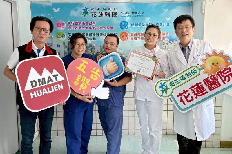 衛福部花蓮醫院護理長熊雲怡（右2）、李懿慈（左2）合作參加在東京舉辦的「2025 WADEM世界災難與緊急醫療年會」，以急救科技與精實管理為題發表論文海報獲國際專家肯定，奪得榮譽獎為台灣爭光。（花蓮縣衛生局提供）